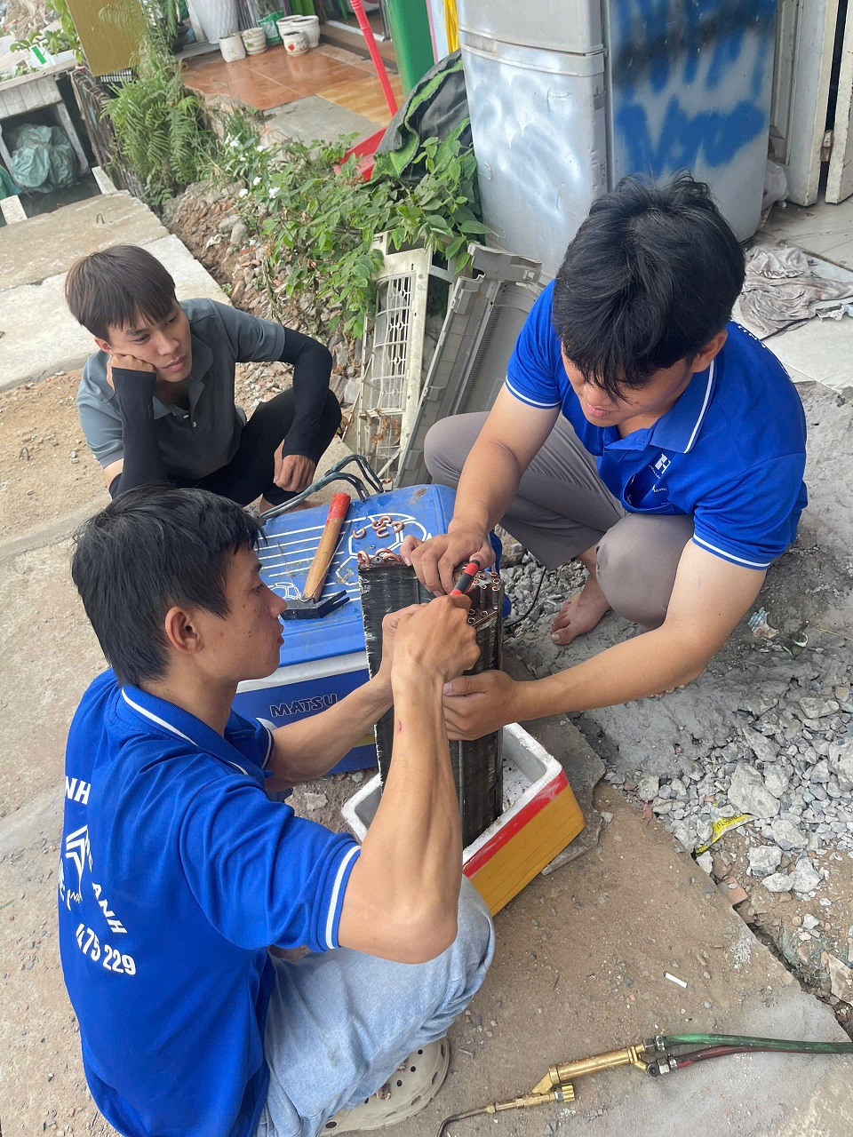 sửa máy lạnh xì gas